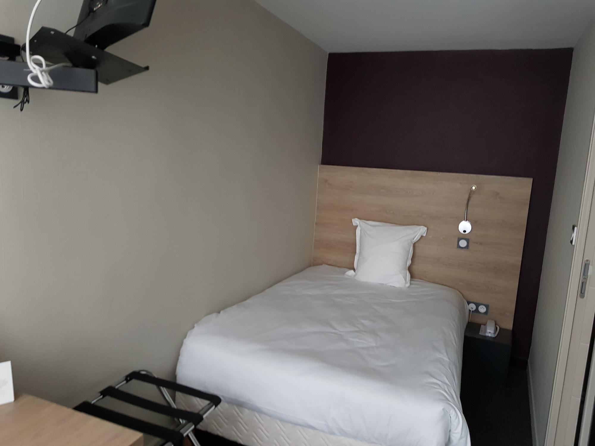 Logis Hotel A La Bonne Auberge Laval  Luaran gambar