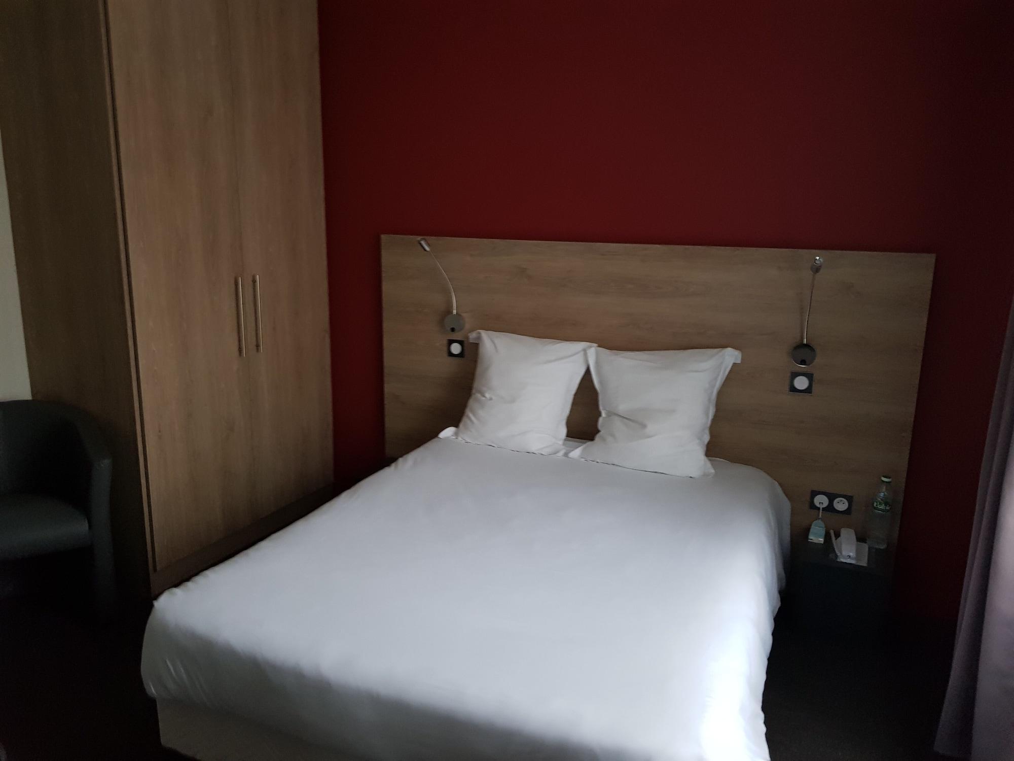 Logis Hotel A La Bonne Auberge Laval  Luaran gambar