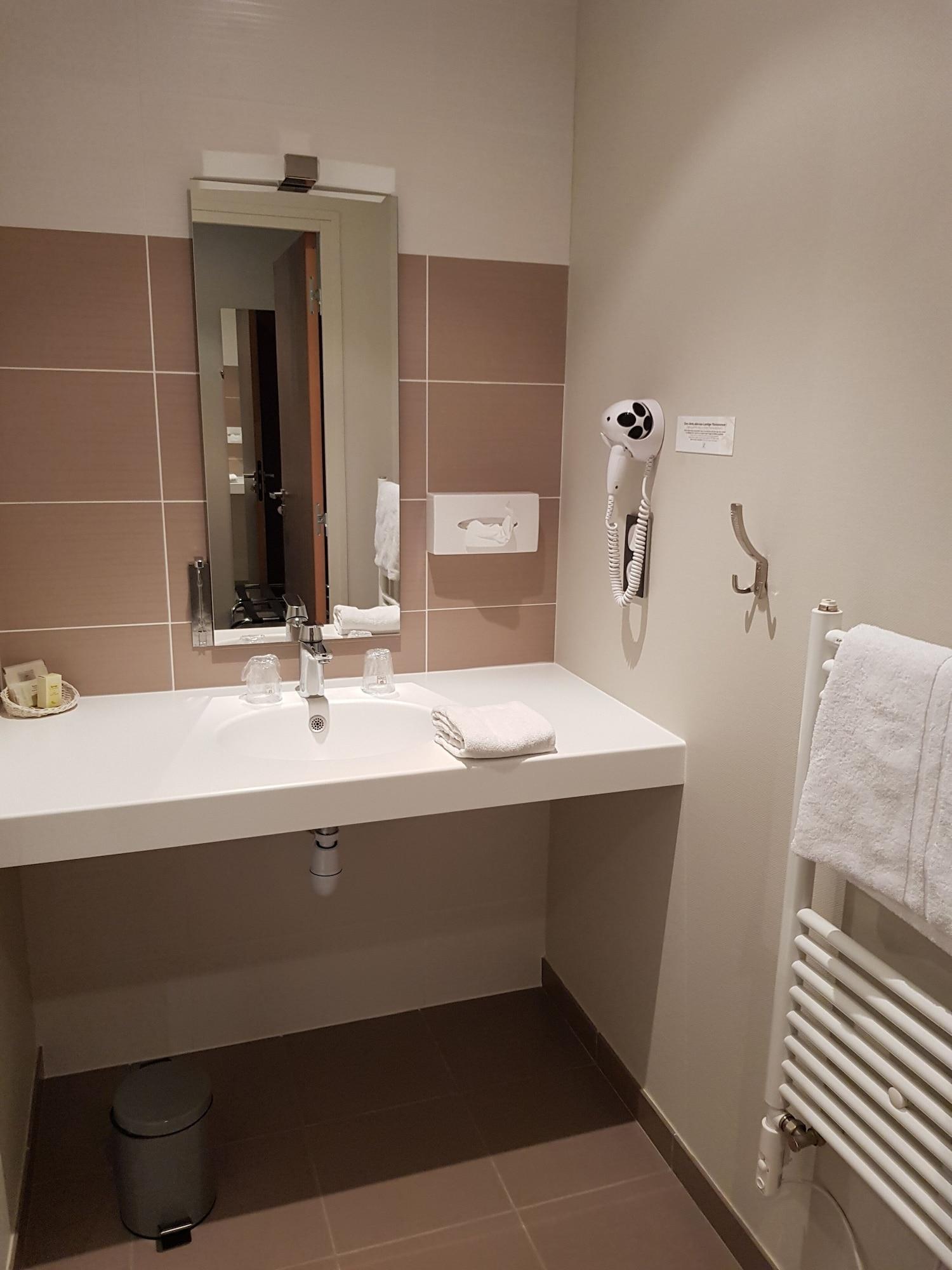 Logis Hotel A La Bonne Auberge Laval  Luaran gambar